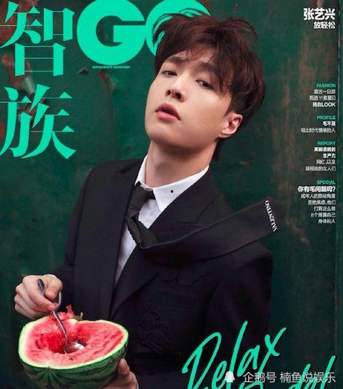 张艺兴夏日吃瓜视频,趣味互动展现明星魅力